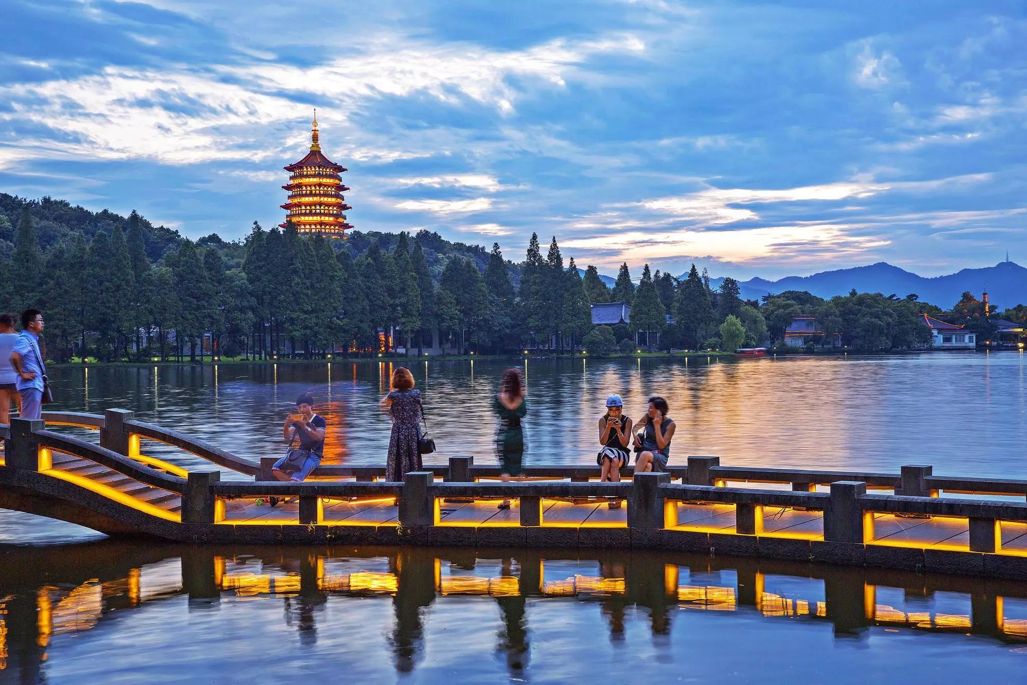 南京、靈山大佛、魔都上海、西湖美景、烏鎮、夜景蘇州古運河、夜登金茂大廈·船游黃浦江、杭州宋城5日游全攻略